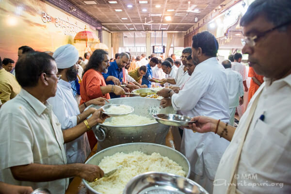 Onasadhya is being prepared 16-onam02