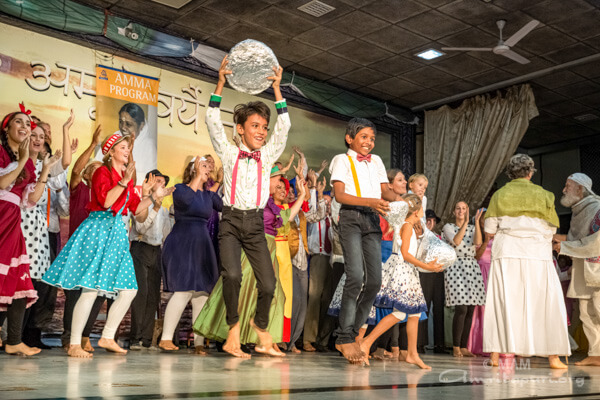 Cultural Program: Dance by Western children 16-onam05