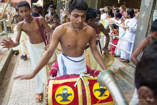 Amma is being welcomed to the stage with Panchavadyam 16-onam15