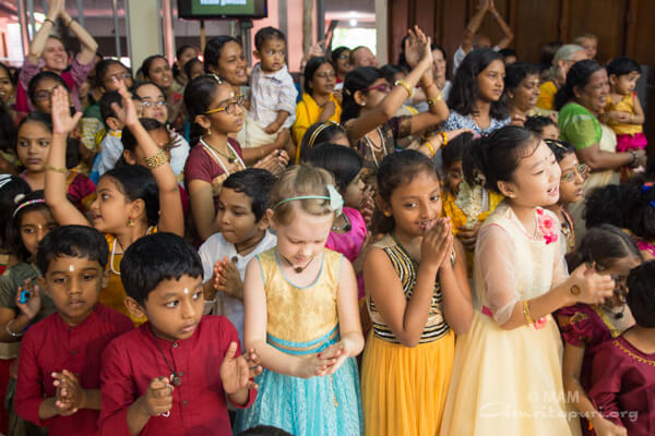 The children joins Amma 16-onam21