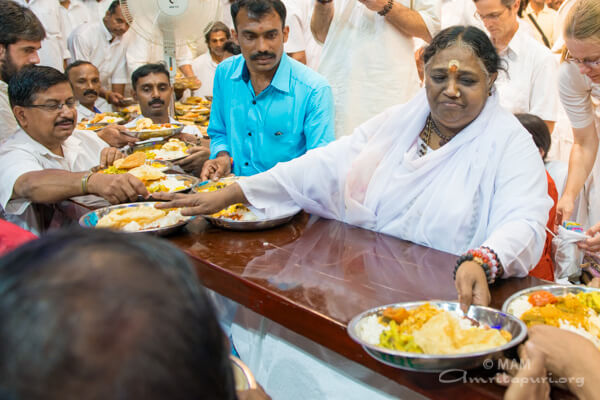 Amma serving Onasadhya, lunch prasad 16-onam22