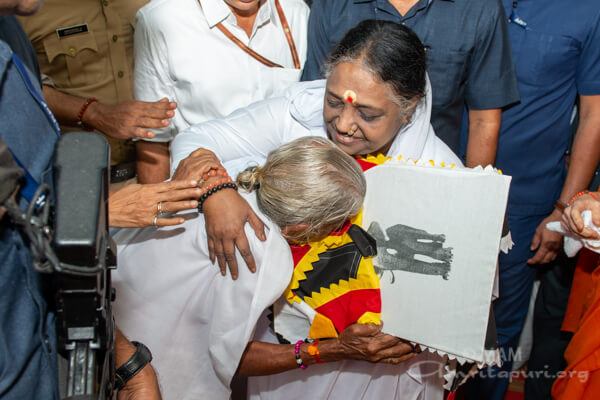 Amma hugging an old lady