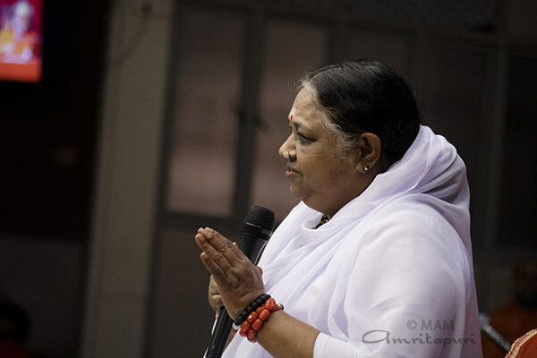 Karuna-virus can conquer the coronavirus - Amma, Mata Amritanandamayi Devi