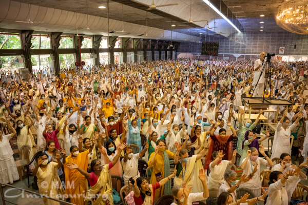 Devotees dancing to the tune