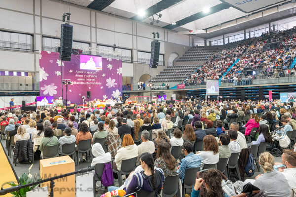 The crowd listening to Amma The crowd listening to Amma