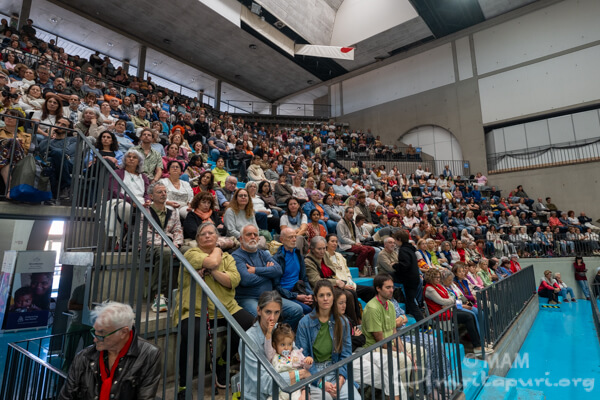 The crowd listening to Amma The crowd listening to Amma