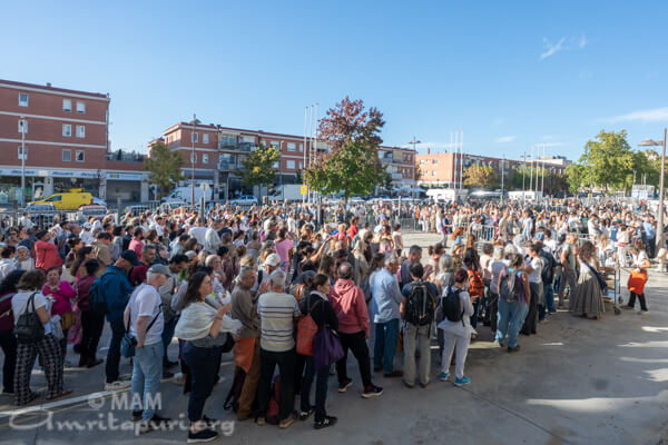 The crowd waiting to enter the hall The crowd waiting to enter the hall