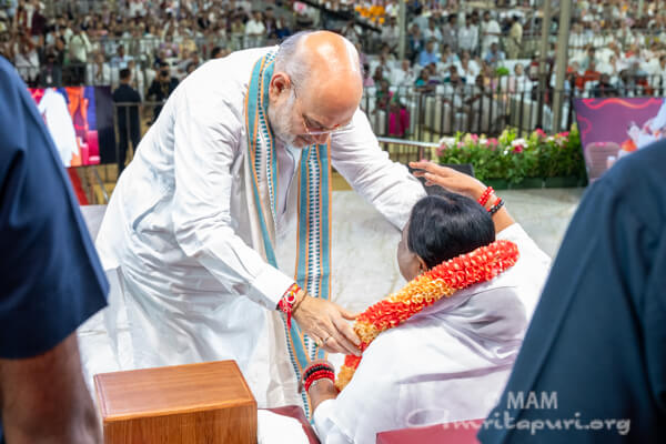 Amit Shah garlanding Amma