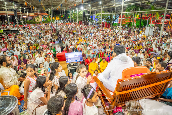 Amma with the volunteer devotees