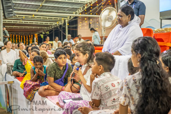 Kids giving satsang