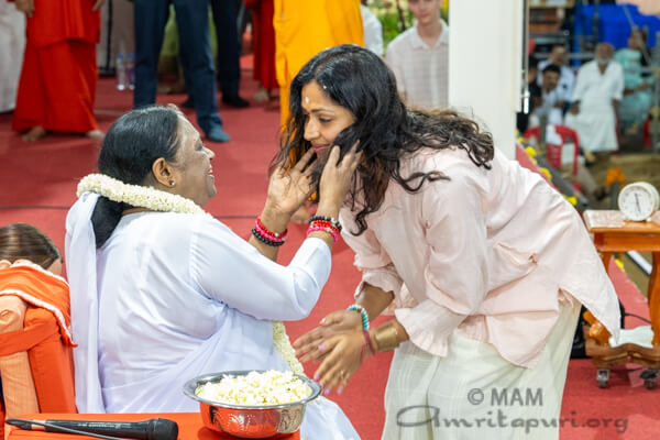 Actress Amala Paul garlanding Amma