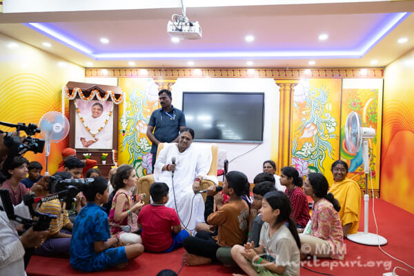 Amma serving lunch in Thalassery