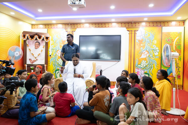 Amma serving lunch in Thalassery