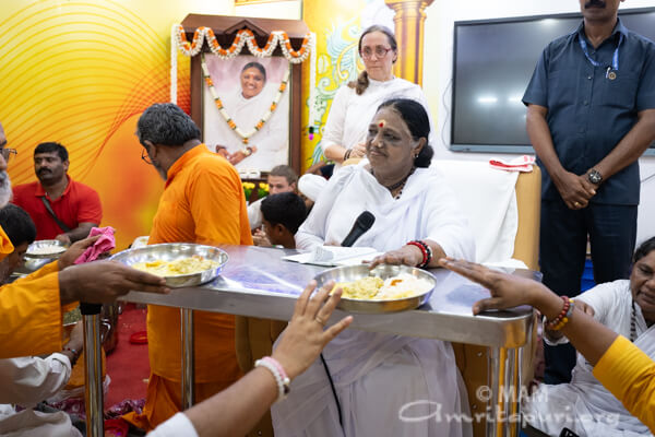 Amma serving lunch in Thalassery