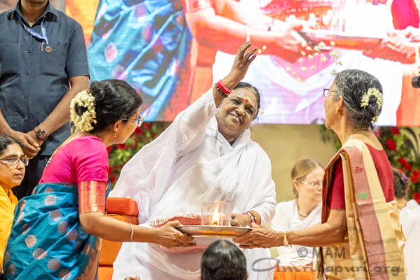 Devotees offering Arati to Amma
