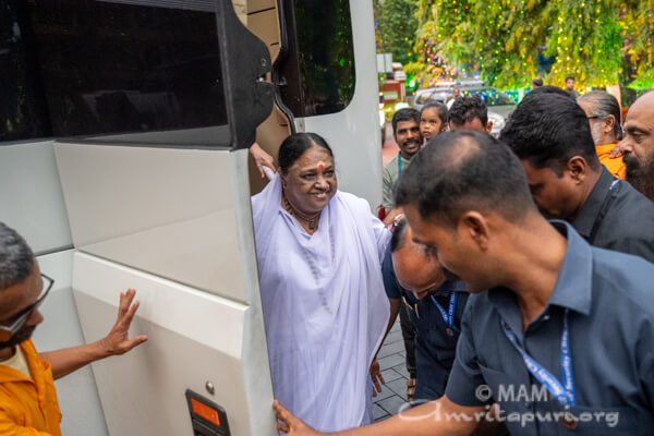 Amma arriving in Trissur