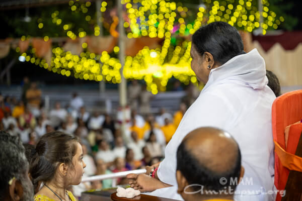 Amma with the volunteers