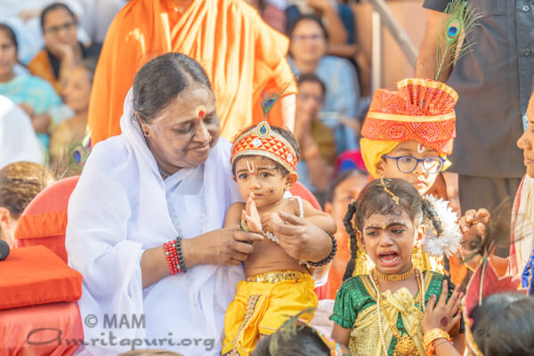 Amma with the kids during Uriyadi
