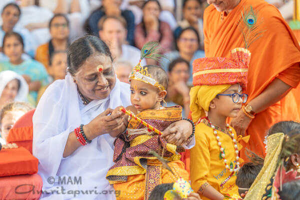 Amma with the kids during Uriyadi