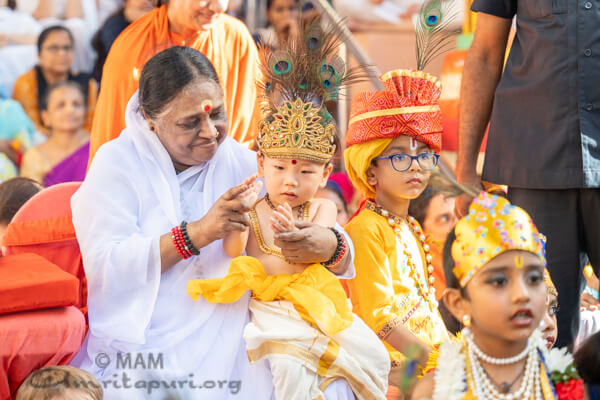 Amma with the kids during Uriyadi