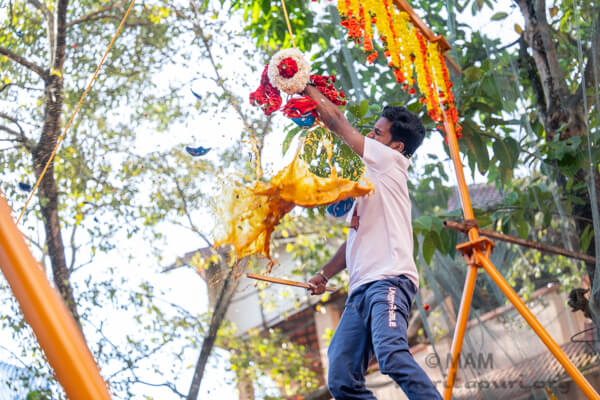 Smash! Traditional Uriyadi pot-breaking game